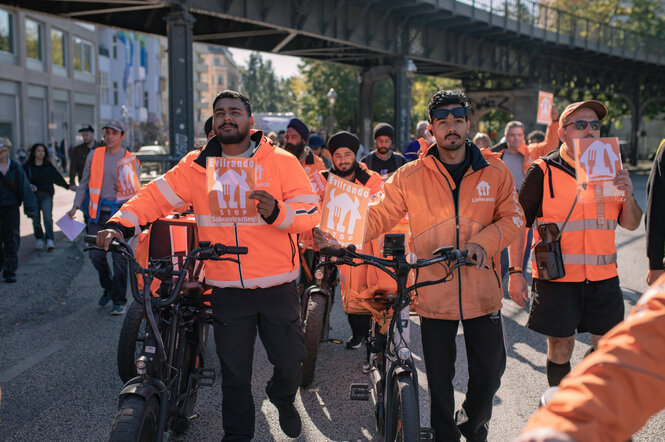 Menschen in orangefarbenen Warnwesten