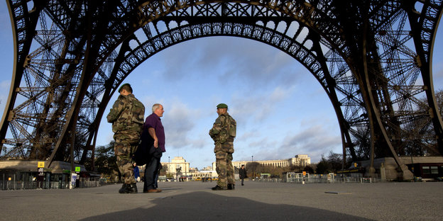 Soldaten unter dem Eiffel-Turm