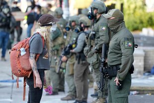 Schlagabtausch während einem der Proteste in Portland gegen das Vorgehen der Einwanderungsbehörde ICE