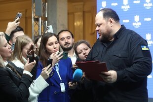 der Ukrainische Parlamentssprecher Ruslan Stefantschuk spricht mit Journalistinnen und Journalisten