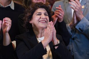 Berivan Aymaz applaudiert