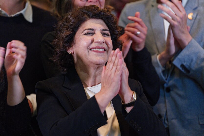 Berivan Aymaz applaudiert