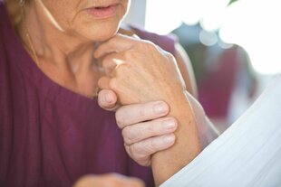 Eine Frau hält eine Hand