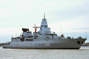 Die Fregatte Hamburg.