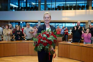 Andrea Henze mit einem Blumenstrauß