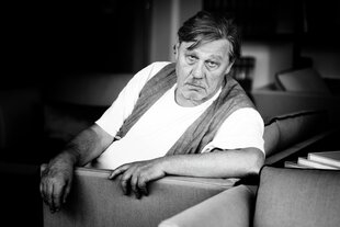 Hartmut Bitomsky schaut grimmig