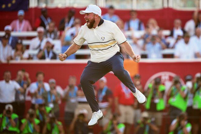 Shane Lowry springt jubelnd in die Luft, im Hintergrund die Tribüne