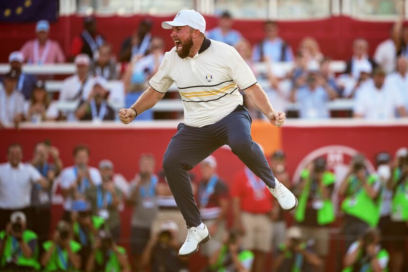 Shane Lowry springt jubelnd in die Luft, im Hintergrund die Tribüne