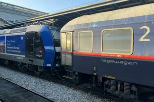Ein Zug in einem Bahnhof