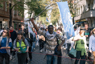 Menschen mit einer Fahne bei einer Demo