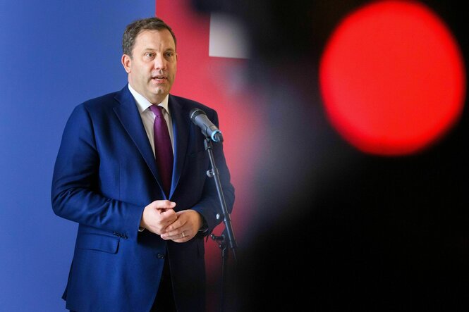 Ein Mann im Anzug (Lars Klingbeil) spricht zu Vertretern der Presse