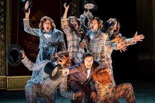 Szene von der Bühne an dem besprochenen Kafka-Abend mit einer Gruppe Schauspielern