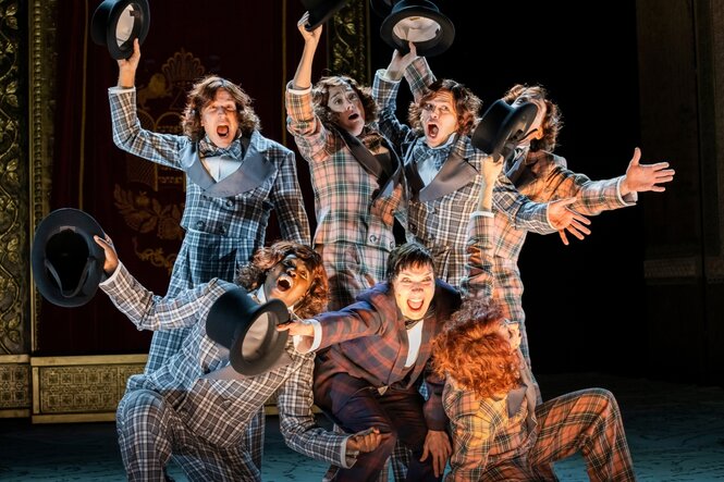 Szene von der Bühne an dem besprochenen Kafka-Abend mit einer Gruppe Schauspielern