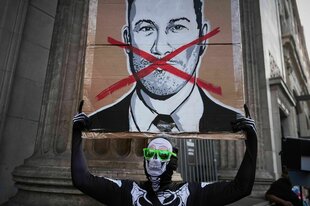 Asher Rogers hält ein Bild von Jimmy Kimmel vor dem El Capitan Entertainment Centre, wo die Late-Night-Show 