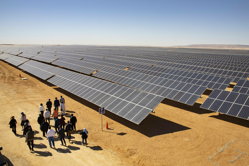 Ein großer Solarpark in einer Wüste