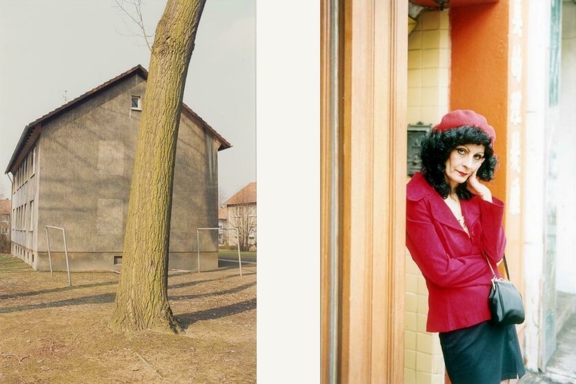 Zwei Fotografien von Jitka Hanzlova, darauf sieht man einen kahlen Baumstamm vor einem kahlen Haus und eine ältere, schick gekleidete Dame, die direkt in die Kamera schaut