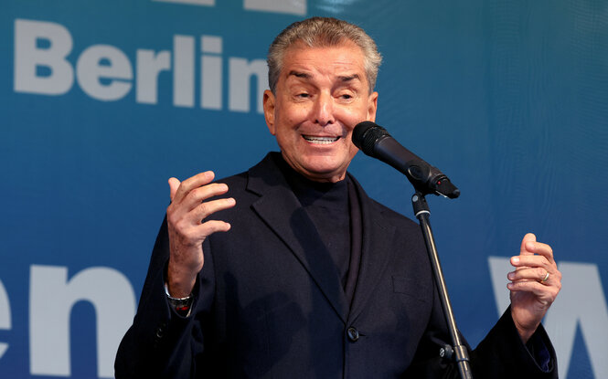 Michel Friedman an einem Mikrofon