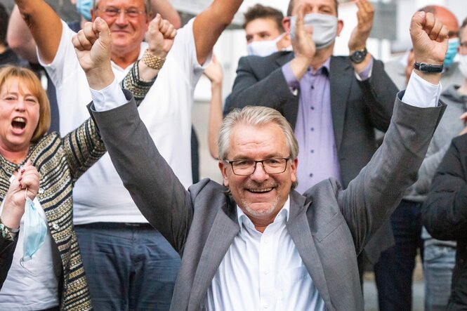 Marc Buchholz (CDU) jubelt in einer Menschenmenge im Jahr 2020 nach Auszählung der Stimmen in Mülheim