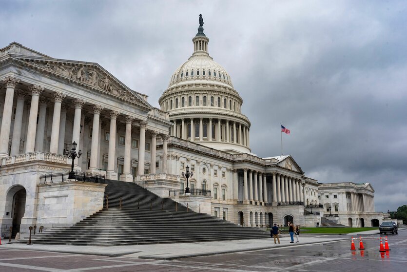 Das Kapitol in Washington vor einem wolkenverhangenen Himmel