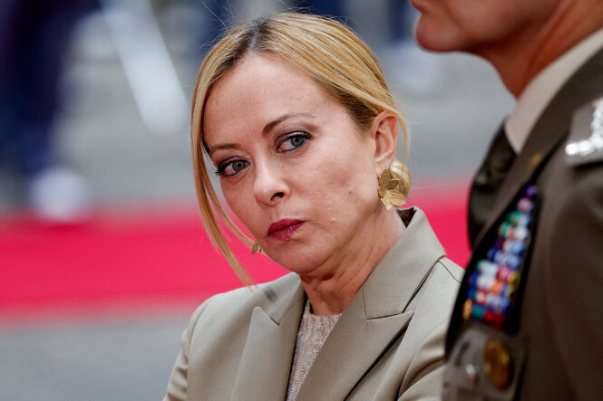 Giorgia Meloni schaut ernsthaft