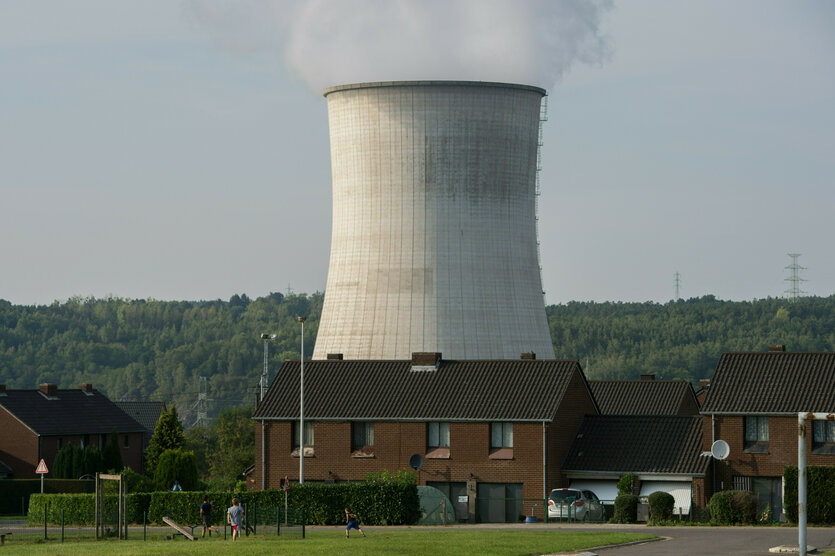 Ein Kühlturm des Kernkraftwerks dampft am 28.08.2017 am Fluss Maas in Tihange (Belgien)