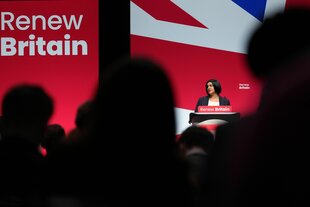 Shabana Mahmood spricht an einem Rednerpult zum Publikum