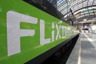 Ein Flixtrain steht abfahrbereit am Bahnsteig im Hauptbahnhof Frankfurt