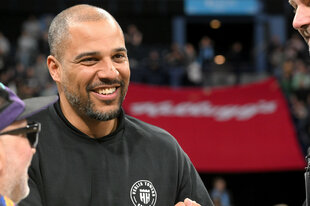 Marvin Willoughby lächelt nach dem Sieg gegen die Bayern am 20. April 2025 in der Barclays Arena.