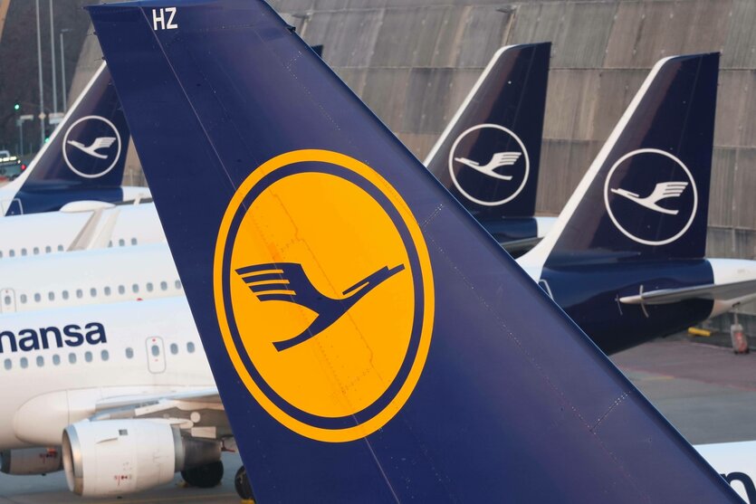 Flugzeuge der Lufthansa stehen am Hangar eines Flughafens
