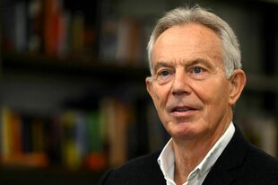 Porträt von Tony Blair - graue Haare, offenes Hemd