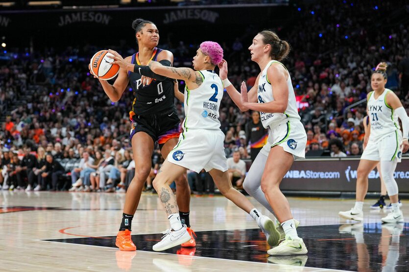 Satou Sabally im Spiel gegen Minnesota Lynx mit Ball gegen mehrere Gegnerinnen