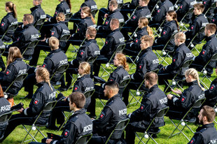 Polizistinnen und Polizisten des Bachelorstudienjahrgangs der Polizeiakademie Niedersachsen hier bei ihrer Abschlussfeier