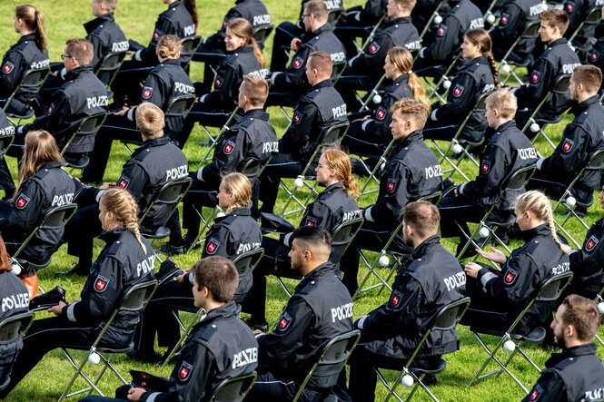 Polizistinnen und Polizisten des Bachelorstudienjahrgangs der Polizeiakademie Niedersachsen hier bei ihrer Abschlussfeier