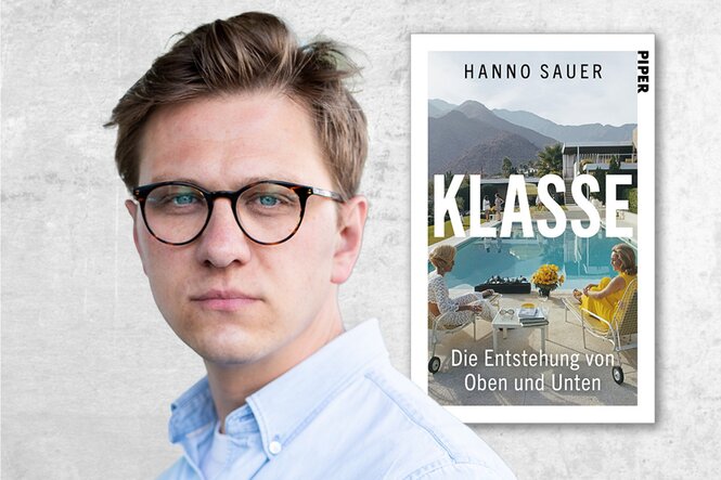 Auf dem Bild ist eine Bildccollage zu sehen: Der Autor Hanno Sauer neben dem Cover seines Buches „Klasse: Die Entstehung von Oben und Unten“ vor einem hellgrauen Hintergrund