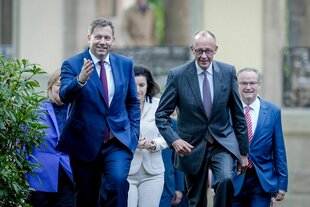 Lars Klingbeil (l, SPD), Bundesminister der Finanzen, Vizekanzler und SPD-Bundesvorsitzender, und Bundeskanzler Friedrich Merz (r, CDU) kommen bei der Klausurtagung des Bundeskabinetts