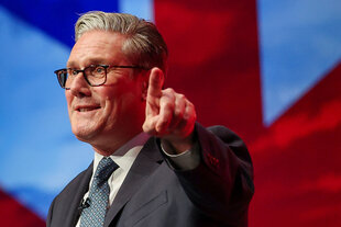 Keir Starmer zeigt mit dem Finger