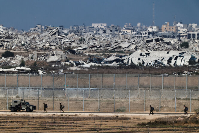 Israelische Soldaten an der Grenze zu Gaza - im Hintergrund komplette Zerstörung