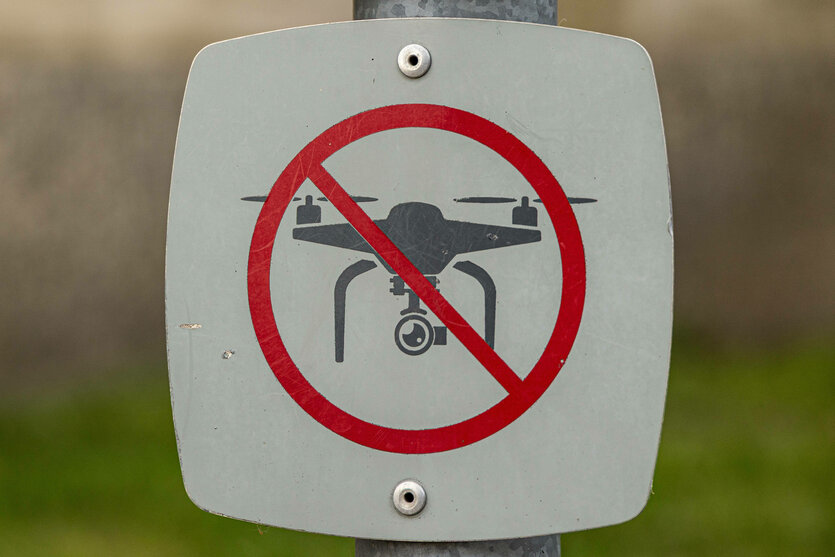 Eine Schild weist auf eine Flugverbotszone für Drohnen hin