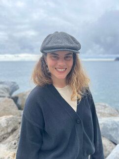 Ein Portraitfoto der Regisseurin am Strand