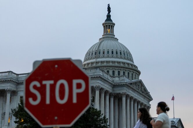 Das Kapitol in der Haupstadt Washington ist hinter einem Stopschild zu sehen