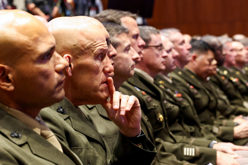 Generäle und Offiziere der US-Army hören am Dienstag Reden von Trump und Hegseth auf einer Militärbasis in Quantico (Virginia)