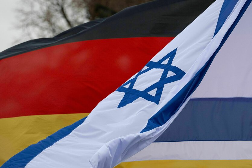 die deutsche und israelische Fahne wehen im Wind