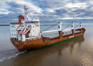 Ansicht des Frachters MV Minervagracht in niederländischen Gewässern