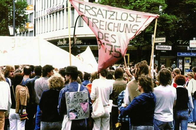 Ein historisches Foto zeigt Menschen mit Bannern auf dem ersten CSD in Westdeutschland 1979