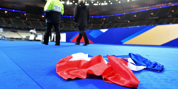 Die französische Nationalflagge am Boden des Stade de France.
