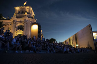 3. Oktober 2022: Film- und Klanginstallation "Dem deutschen Volke" am Marie-Elisabeth-Lüders-Haus.