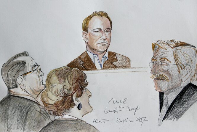 Bild der Gerichtszeichnerin Christine Böer aus dem Jahr 2010 aus dem Landgricht in Hannover zeigt die Urteilsverkündung im Fall Gaucke mit den Eltern Hans und Gabriele Gaucke, dem Angeklagten Michael P und dem Vorsitzenden Richter Bernd Rümke.