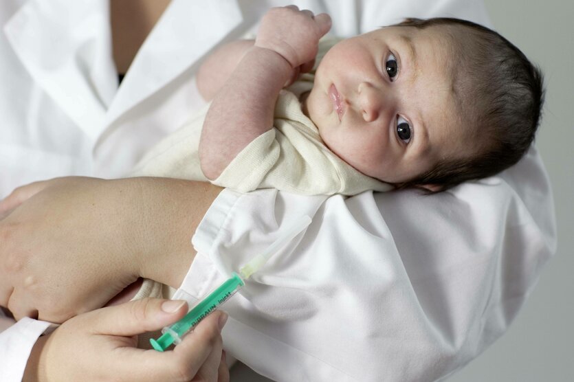 Ärztin mit Baby im Arm