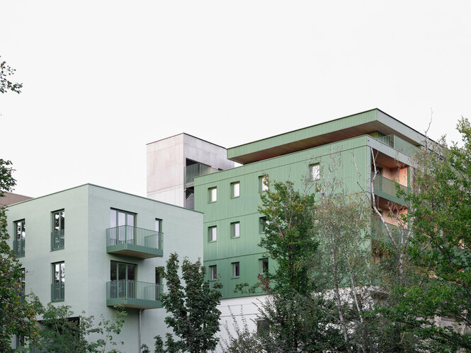 Die "Aufstockung Nordgrün" mit kupfergrünen Winkelblechen an der Fassade.