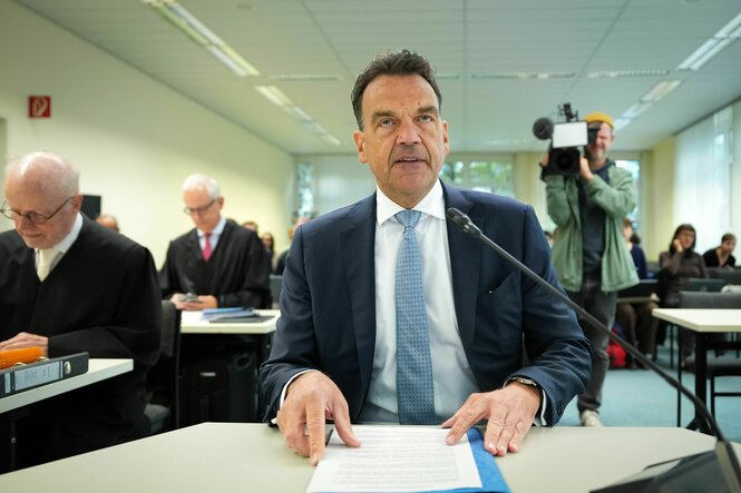 Christoph Gröner sitzt im Gericht